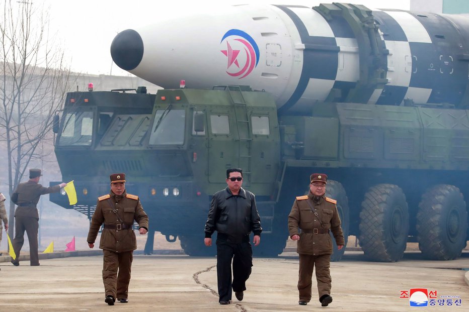 Fotografija: Severnokorejski voditelj Kim Džong Un na dan izstrelitve FOTO: KCNA
