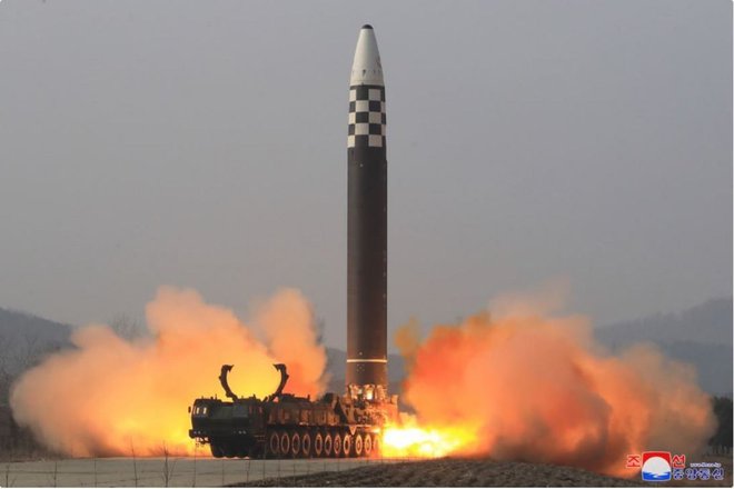 Je bila testirana raketa hvasong-17 v resnici starejša hvasong-15? FOTO: KCNA

