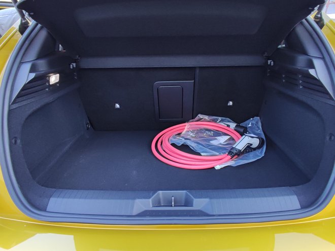 V prtljažniku priključnohibridne astre je 352 litrov prostora, kar je za 70 litrov manj kot v tisti z bencinskim ali dizelskim motorjem. Del prostora že v osnovi zasede polnilni kabel.
