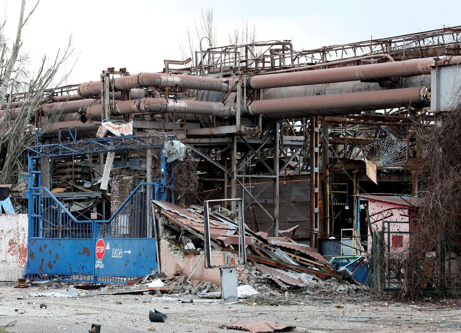 Fotografija: Uničenje v proizvodnji jekla v Mariupolu. FOTO: Alexander Ermochenko, Reuters

