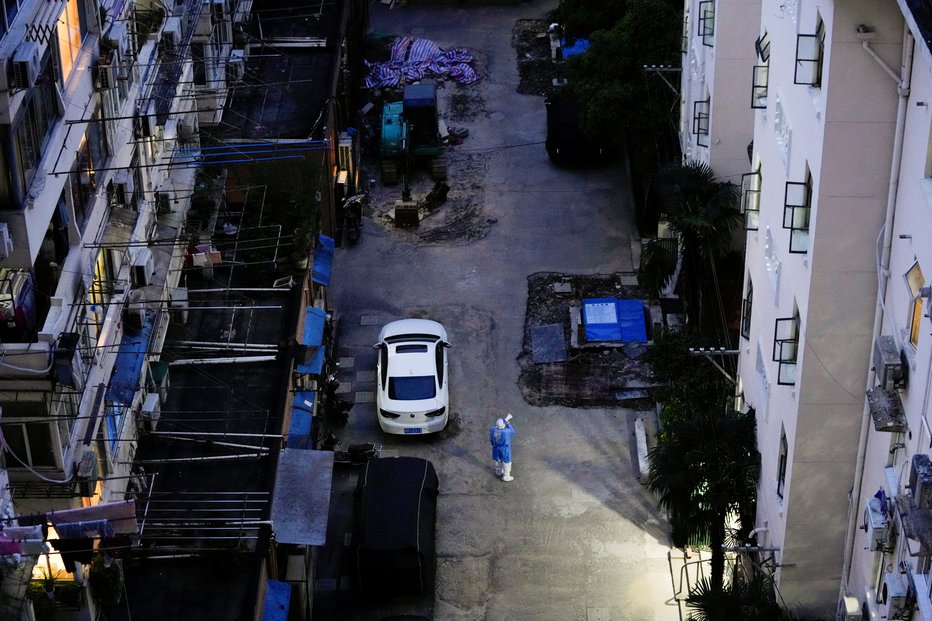 Fotografija: Dostava hrane na ulicah Šanghaja. FOTO: Aly Song, Reuters
