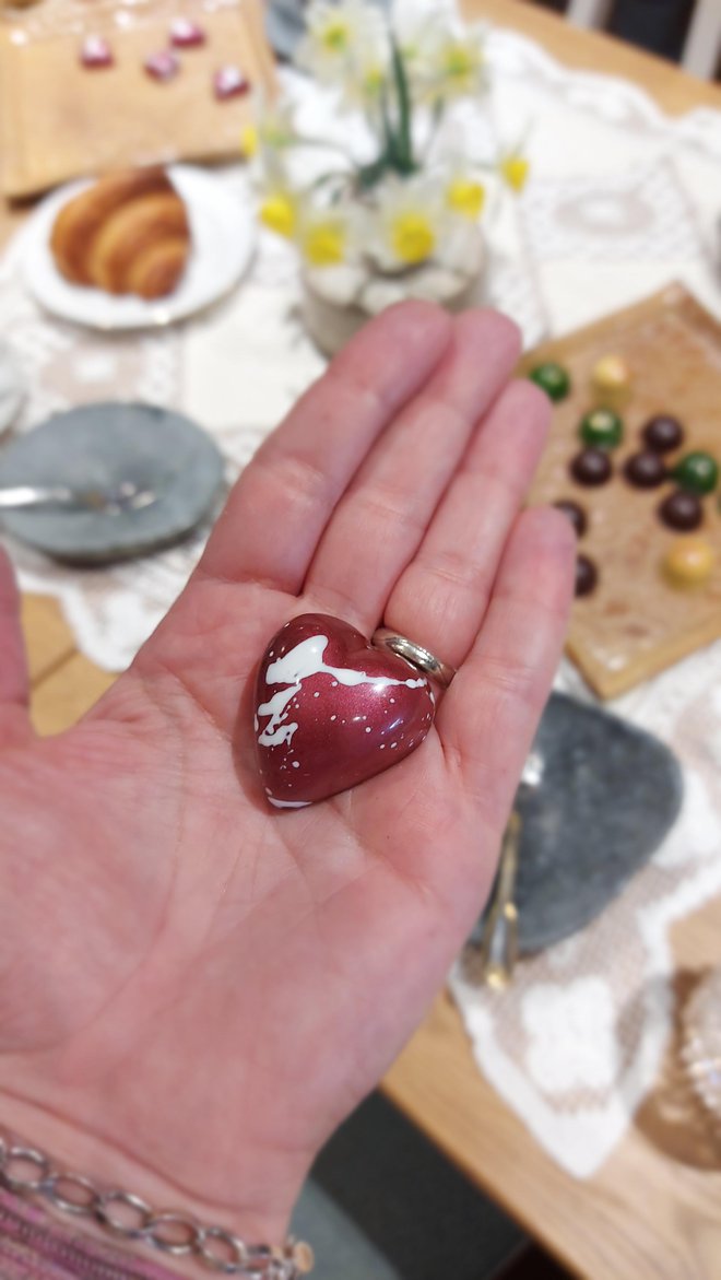 Čokoladno srce na dlani. FOTO: Špela Ankele

