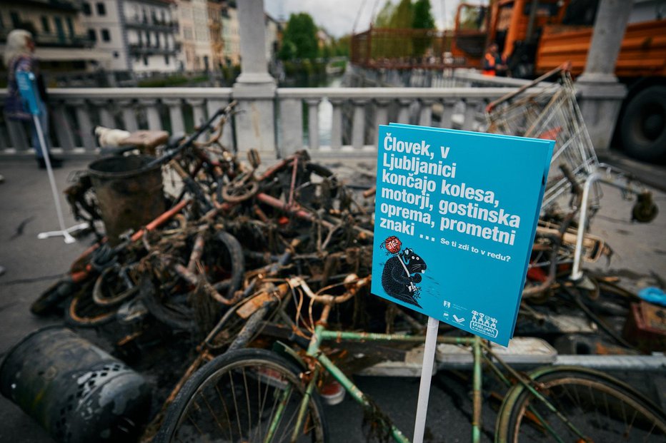 Fotografija: Razstavljene smeti naj bi bile v poduk ljudem. FOTO: Jan Čermelj, Press
