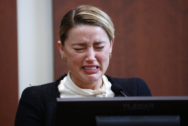 Amber očitajo, da joče brez solz. FOTO: Pool, Reuters
