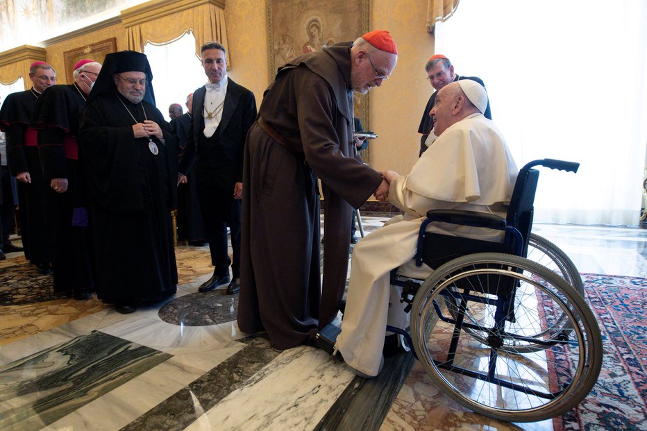 Fotografija: Papež Frančišek na invalidskem vozičku. FOTO: Vatican Media, Via Reuters
