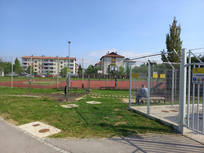 Ob ograji čistilne naprave (desno) je otroško igrišče, za njim stanovanjski bloki. FOTO: Tomica Šuljić
