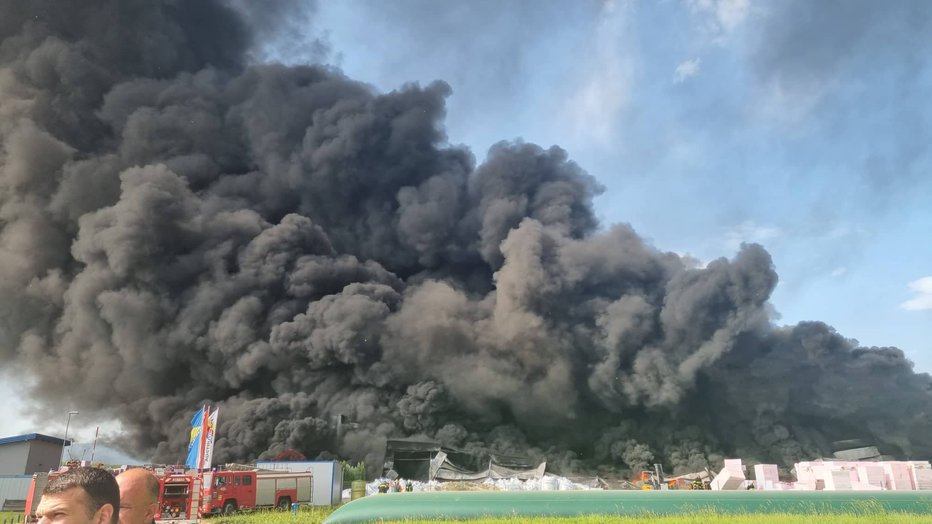 Fotografija: Požar v tovarni. FOTO: Facebook, Grad Bihać
