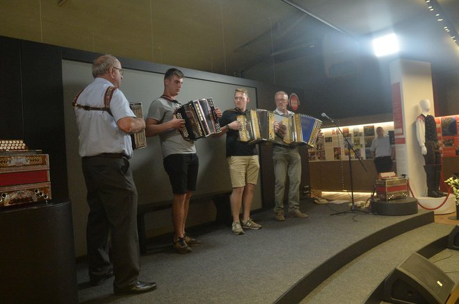 Za kulturni program so poskrbeli moški pevski zbor Rožmarin, ženski pevski zbor Čebelice in domači harmonikarji.

