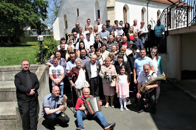 Svatje z župnikom in muzikanti pred benediško cerkvijo FOTOGRAFIJE: Ludvik Kramberger
