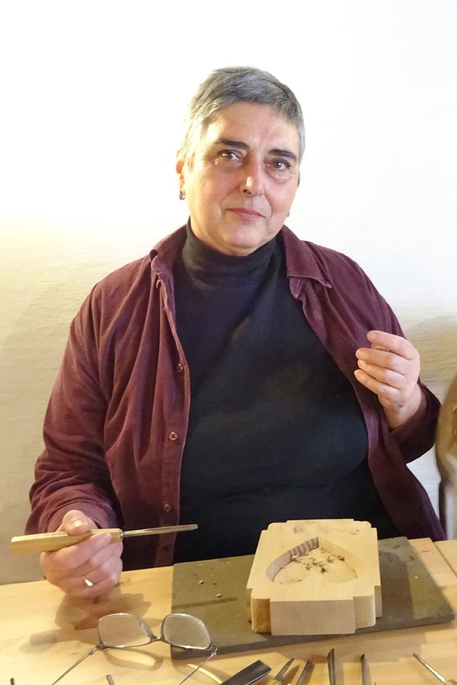 Rezbarka Petra Plestenjak Podlogar izdeluje modele za loške kruhke.
