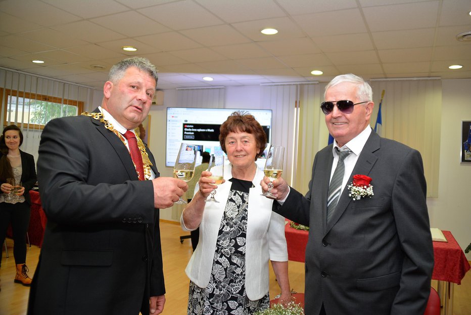 Fotografija: Z zakoncema je veselo nazdravil tudi župan.

