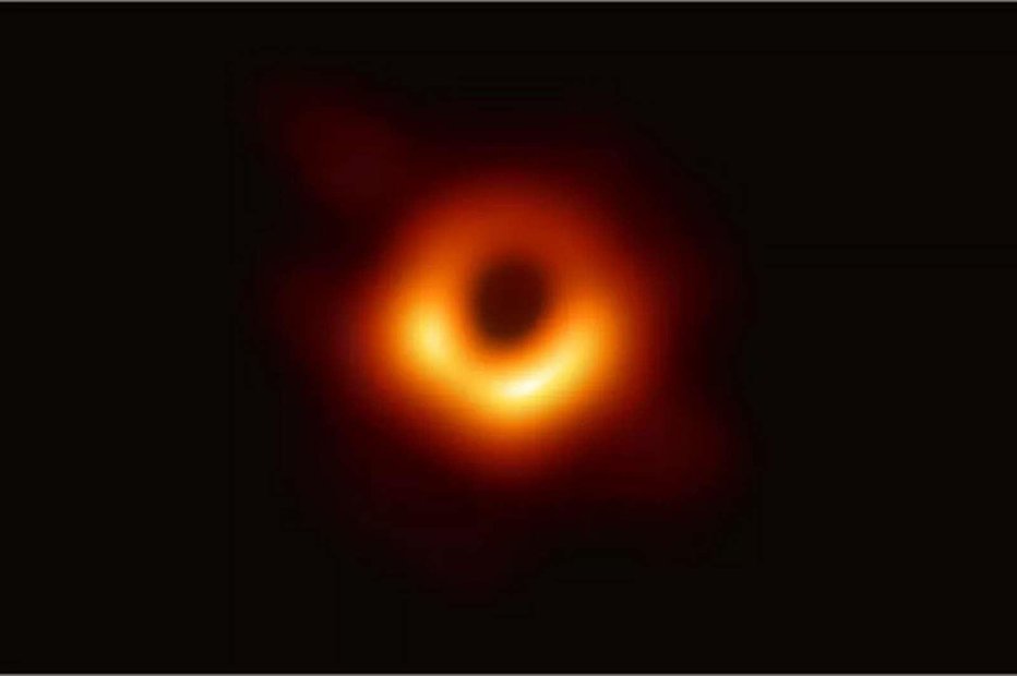 Fotografija: Znanstveniki z vsega sveta so danes objavili zgodovinski prvi posnetek črne luknje. FOTO: The Event Horizon Telescope
