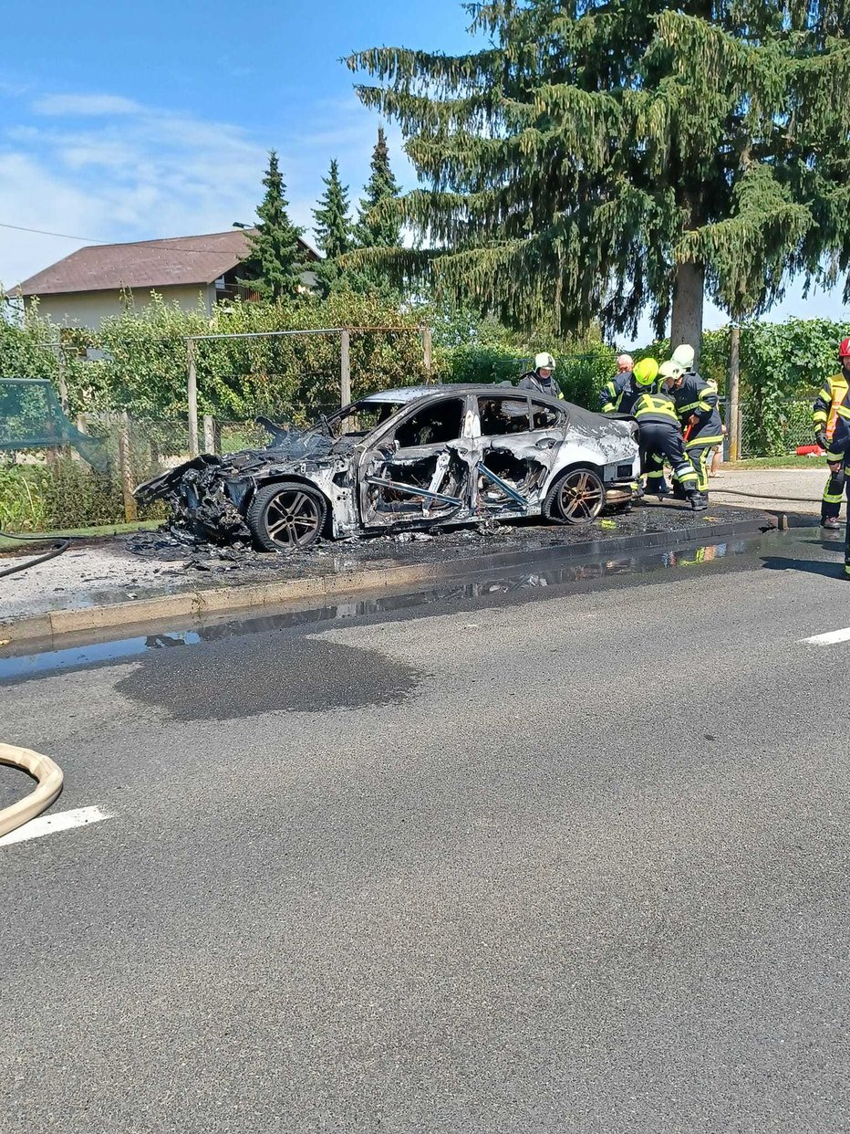 Fotografija: Vozilo je v celoti zgorelo. FOTO: Radarji v Pomurju
