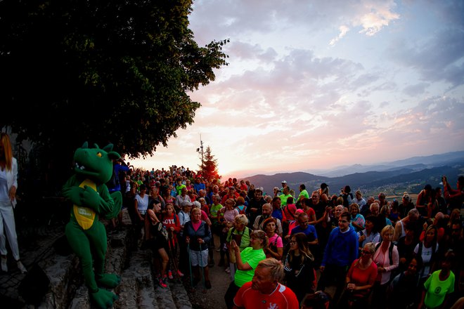Več sto ljudi je skupaj pričakalo čudovito jutro nad Ljubljano.
