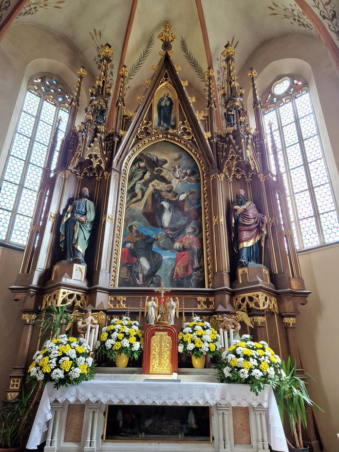 Cerkev se ponaša z izjemno oltarno sliko beneškega slikarja Tintoretta.
