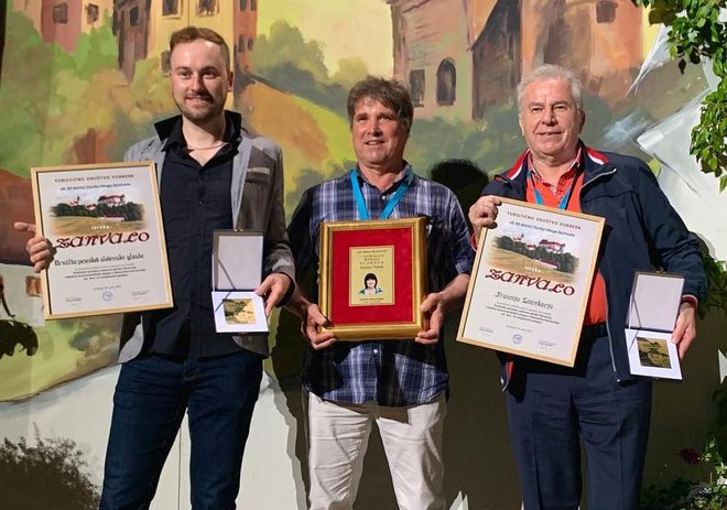 Nagrajeni pisci besedil (z leve): Matej Trstenjak, Vili Bertok, ki je napisal najboljše besedilo in prejel plaketo Fanike Požek, ter Franci Smrekar.
