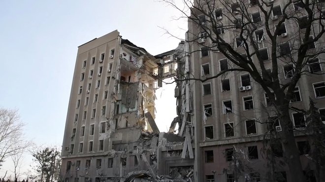 Uničena stavba v Mikolajevu. FOTO: State Emergency Service/Reuters
