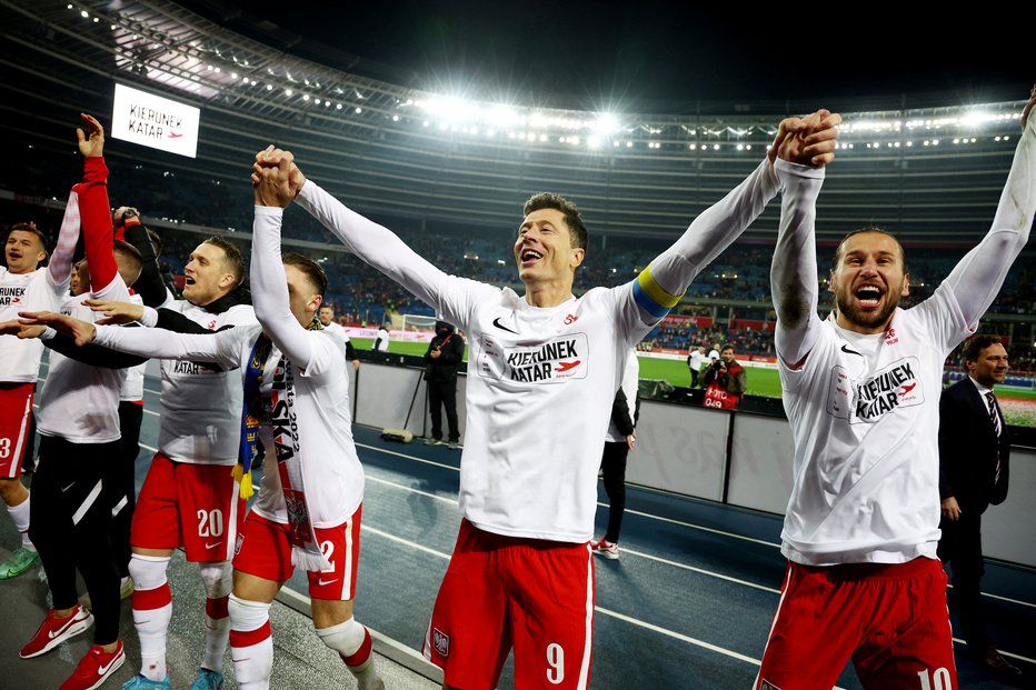 Fotografija: Robert Lewandowski se je veselil uspeha Poljakov. FOTO: Kacper Pempel/Reuters
