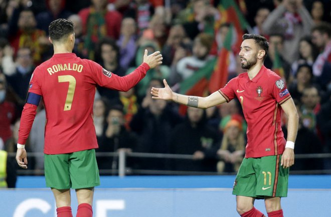 Bruno Fernandes in Cristiano Ronaldo sta načela makedonsko mrežo. FOTO: Miguel Vidal/Reuters
