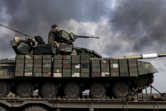 Ukrajinski vojak sedi na vrhu tanka v Luganski regiji. FOTO: Marko Djurica/Reuters
