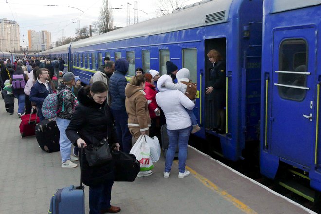 Ljudje med evakuacijo ob vstopu na vlak v Odesi. FOTO: Igor Tkachenko/Stringer/Reuters
