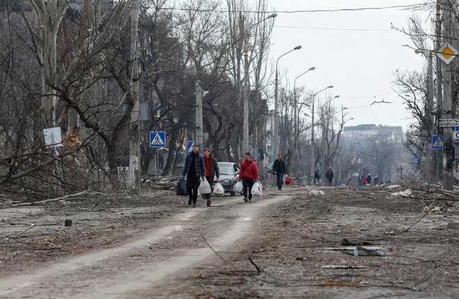 Ljudje zapuščajo domove. FOTO: Alexander Ermochenko/Reuters
