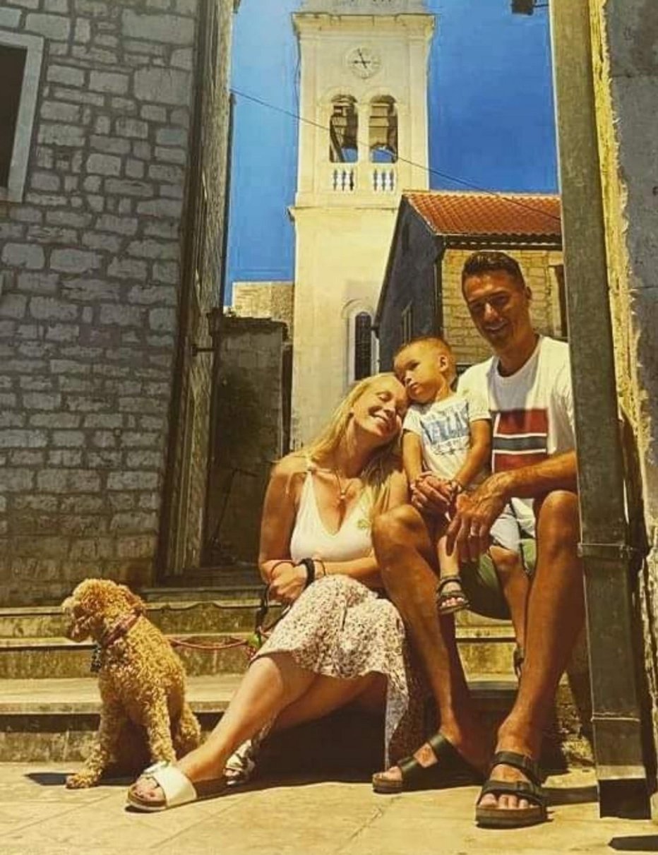Fotografija: Špela na sončnem Hvaru uživa z možem Žigo, sinom Mathiasom in njihovim kužkom.
