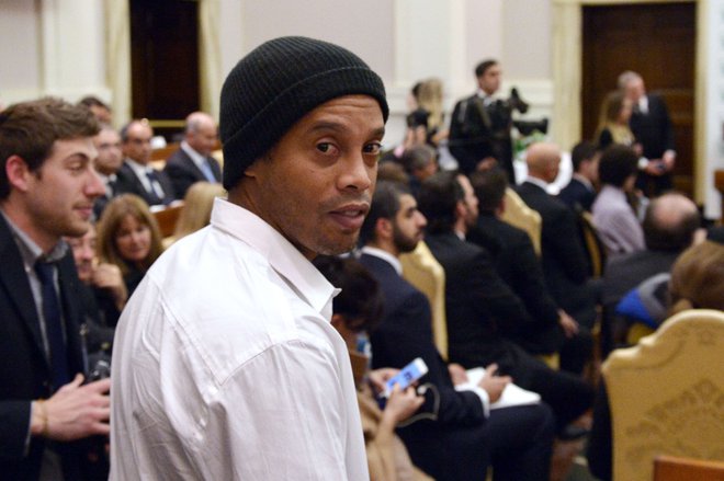 Ronaldinho mora plačati, sicer bo šel v zapor. FOTO: AFP