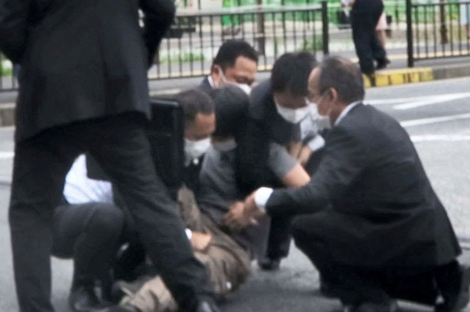 Fotografija: Prvi strel je verjetno zgrešil cilj, a mu je sledil še drugi, po katerem je 67-letni politik padel na tla, krvavel naj bi iz vratu. FOTO: Kyodo, Reuters
