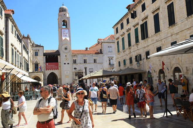 Dubrovnik poleti privlači predvsem tuje turiste. FOTO: Tomi Lombar, Delo
