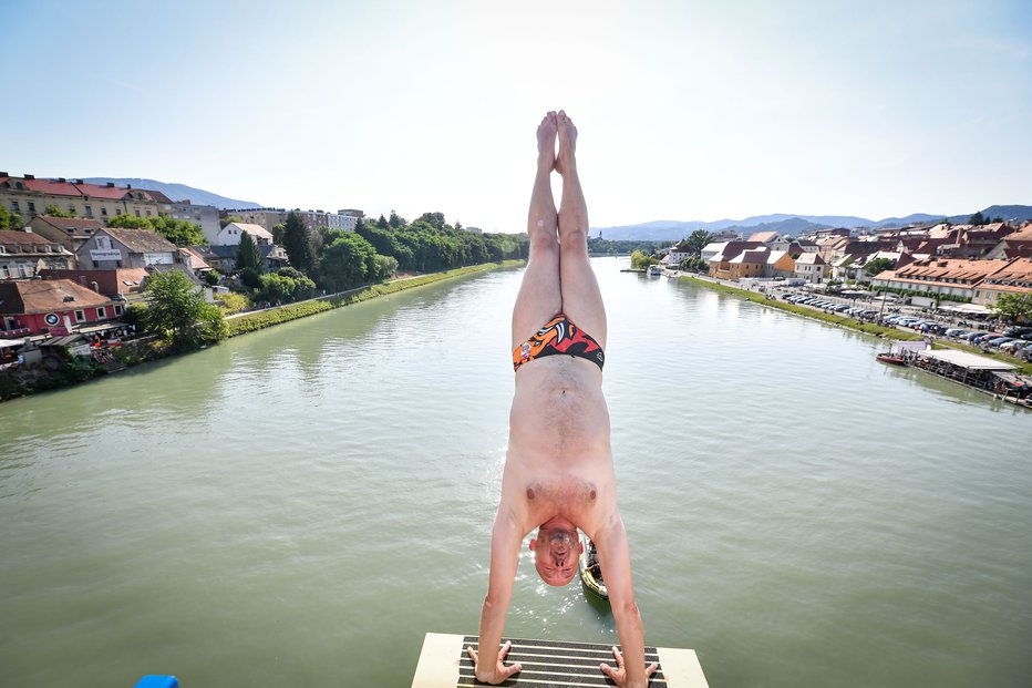 Fotografija: Aleš Karničnik najraje izvede skok iz stoje. FOTOgrafije: Marko Pigac
