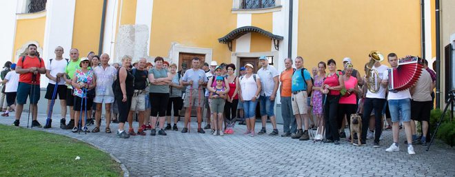 Vsi letošnji pohodniki so se najprej zbrali pri Marijini cerkvi na Sladki Gori. FOTOGRAFIJE: Foto klub Šmarje
