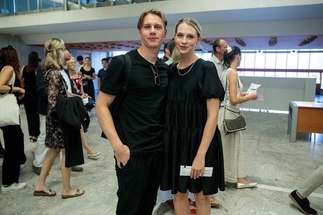 Predstavo sta si z zanimanjem ogledala mladi in nadarjeni igralec Timon Šturbej in Klara Kuk.
