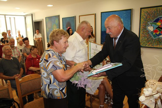 Župan Antona Slana jima je čestital in izročil diamantno poročno listino. FOTOGRAFIJE: Ludvik Kramberger
