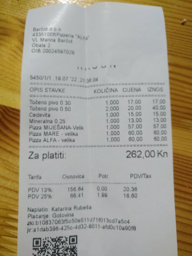 »Dopustujemo na Korčuli, na rivi v Veli Luki. Hrana in pijača cenejša kot doma na vasi. In to 10 metrov od morja,« je sporočil bralec Andrej. Hrana jih je olajšala za 34,82 evra. FOTO: bralec Andrej
