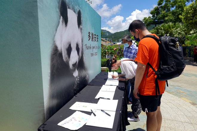 Pred živalskim vrtom je oboževalcem na voljo žalna knjiga. FOTO: Joyce Zhou/Reuters
