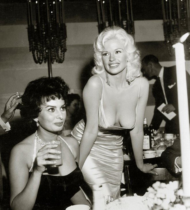 Sophia Loren in Jayne Mansfield

Obe sta bili seks simbola, a njuni poti v Hollywood se razlikujeta. Italijanka je bila uspešna v evropskih filmih, Američanka pa je študirala dramsko igro, potem pa postala model za akte in Playboyeva zajčica. Ko so leta 1957 hollywoodski šefi Sophii priredili zabavo dobrodošlice, se je Jayne na zabavi pojavila zadnja, na sebi pa je imela zelo drzno obleko. Ker je ukradla Sophijin veliki trenutek, se nikoli nista spoprijateljili. »Spomnim se, da sem gledala v njen dekolte, saj sem ji videla bradavičke in sem se bala, da bodo pristale na mojem krožniku,« je dejala Italijanka.
