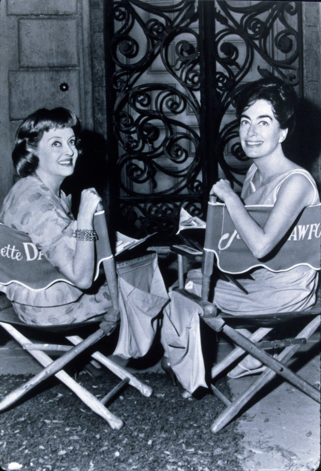 Joan Crawford in Bette Davis

Vroča kri med njima je tako zloglasna, da je iz nje celo vzniknila nadaljevanka z naslovom Spor (Feud). Rivalstvo med igralkama se je začelo leta 1935, ko se je Bette zaljubila v soigralca Franchota Tona, a se je z njim poročila Joan. Njuni prepiri so dosegli epske razsežnosti na snemanju filma Kaj se je zgodilo z Baby Jane, kjer je Bette Joan (v vlogi svojega lika, seveda) brcnila v glavo, da je ta potrebovala šive. Joan je dobila oskarja za vlogo v Mildred Pierce, ki jo je Bette zavrnila, veliko pa se je govorilo o tem, da so studijski šefi rivalstvo le podpihovali. Do smrti se nista pobotali.
