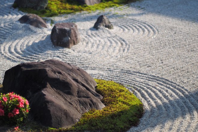 Tudi v japonski zen vrtiček lahko nasadimo rastline, odporne proti suši. Fotografije: getty images
