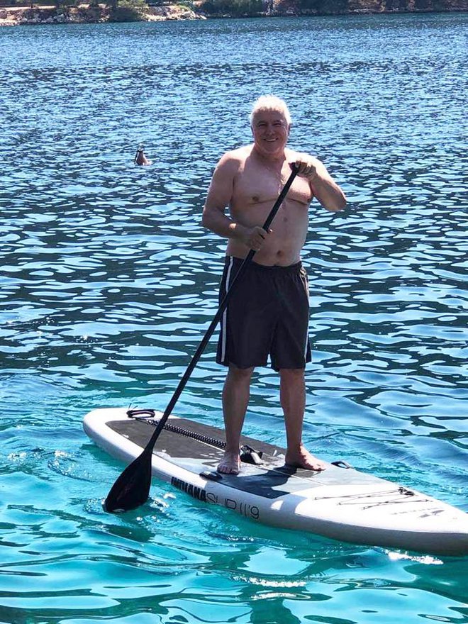 Zoran dobro drži ravnotežje na vodi.

