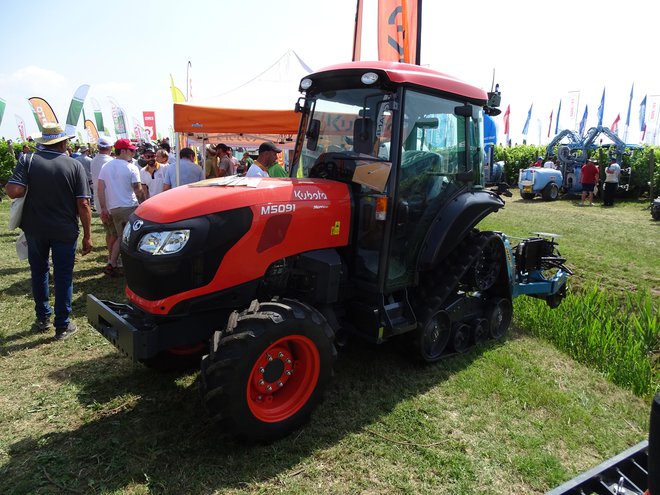 Kubota je na Enovitisu predstavila novo serijo traktorjev M5001 N (narrow) in nove pršilnike XTA. Kubota M5091 N power crawler je polgosenična izvedba.
