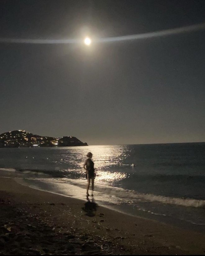 Tam je bosa igralka na plaži pozdravila tudi polno luno.
