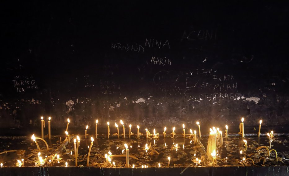 Fotografija: V nedeljo so pokopali deset žrtev cetinjskih pobojev, v črnogorski prestolnici pa je potekala spominska slovesnost.  Fotografija je simbolična. FOTO: Samec Blaž, Delo
