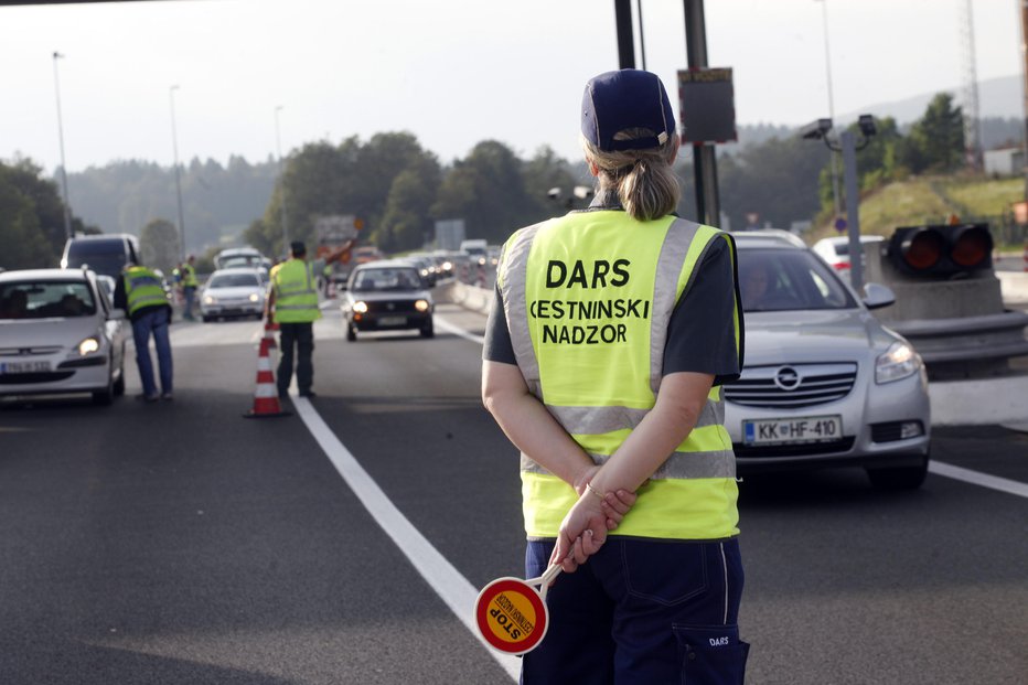 Fotografija: Če vinjete nimate, vas bo vožnja po avtocesti, če vas pri tem zalotijo Darsovi nadzorniki, olajšala za 300 evrov. FOTO: Mavric Pivk
