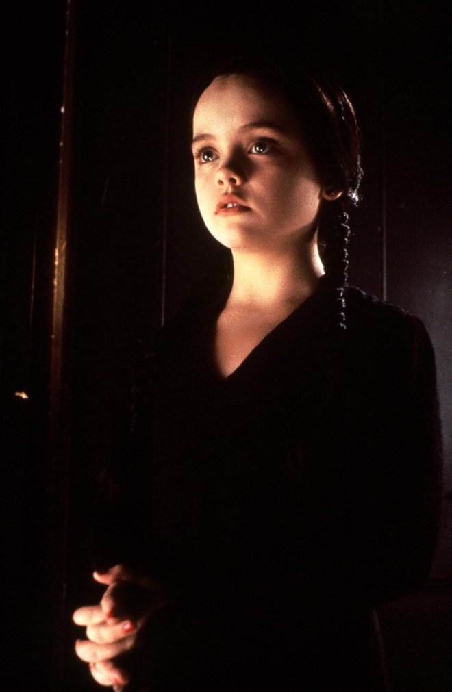 Christina Ricci, ki je Wednesday igrala leta 1991, se je družini pridružila tudi v zadnji upodobitvi, kakšna je njena vloga, pa ustvarjalci niso razkrili.
