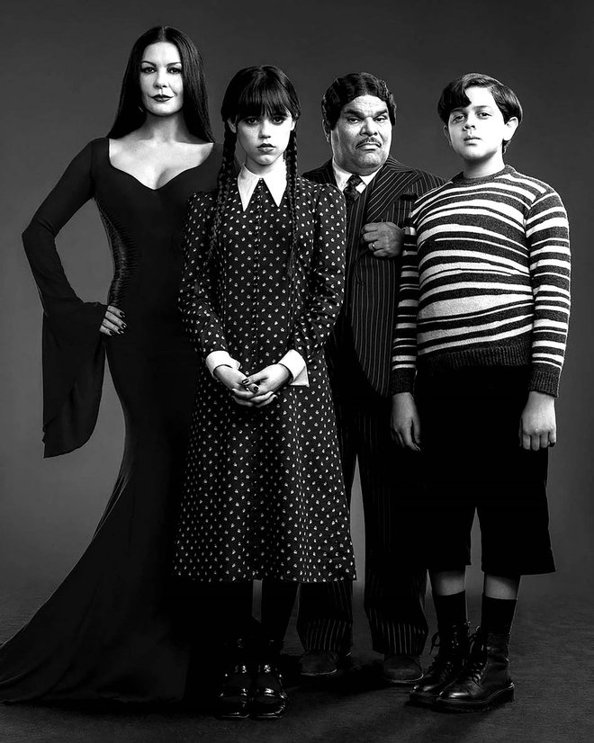 Najnovejša različica družine Addams jeseni prihaja na Netflix.
