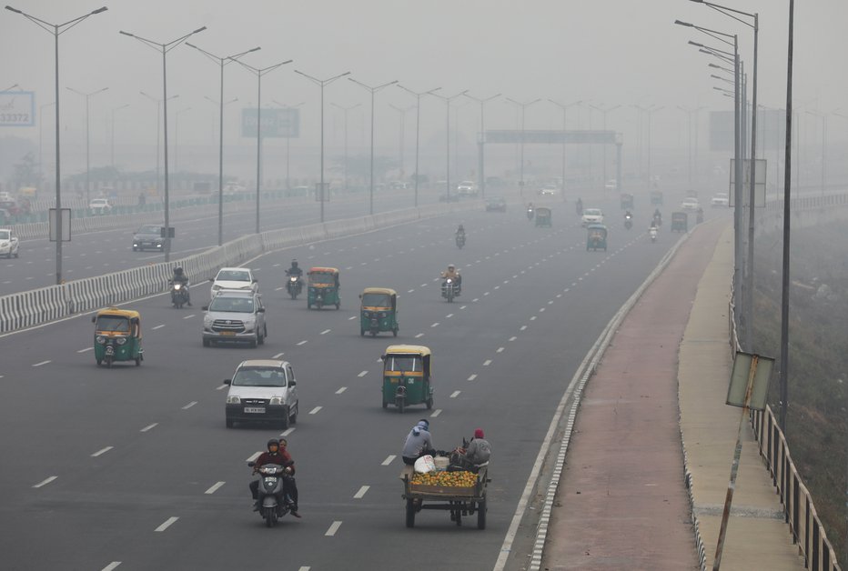 Fotografija: V indijski prestolnici je sploh v zimskih mesecih zaradi onesnaženosti skoraj nemogoče dihati. FOTOGRAFIJI: Anushree Fadnavis/Reuters
