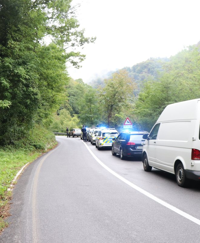 Policisti lovili dva avtomobila, ujeli voznika in sopotnika enega, voznik in sopotnik drugega sta pobegnila. FOTO: PU Nova Gorica

