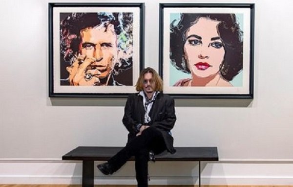 Johnnyju Deppu so slike navrgle več milijonov.
