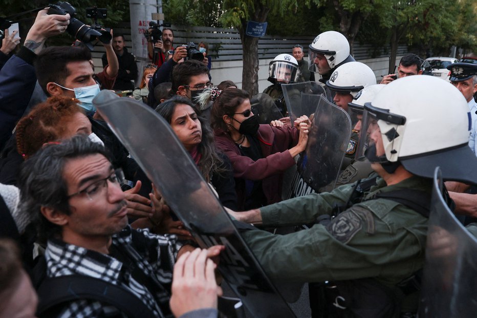 Fotografija: Po nekaterih podatkih naj bi na ulicah umrlo celo več kot 30 ljudi. FOTO: Costas Baltas/Reuters
